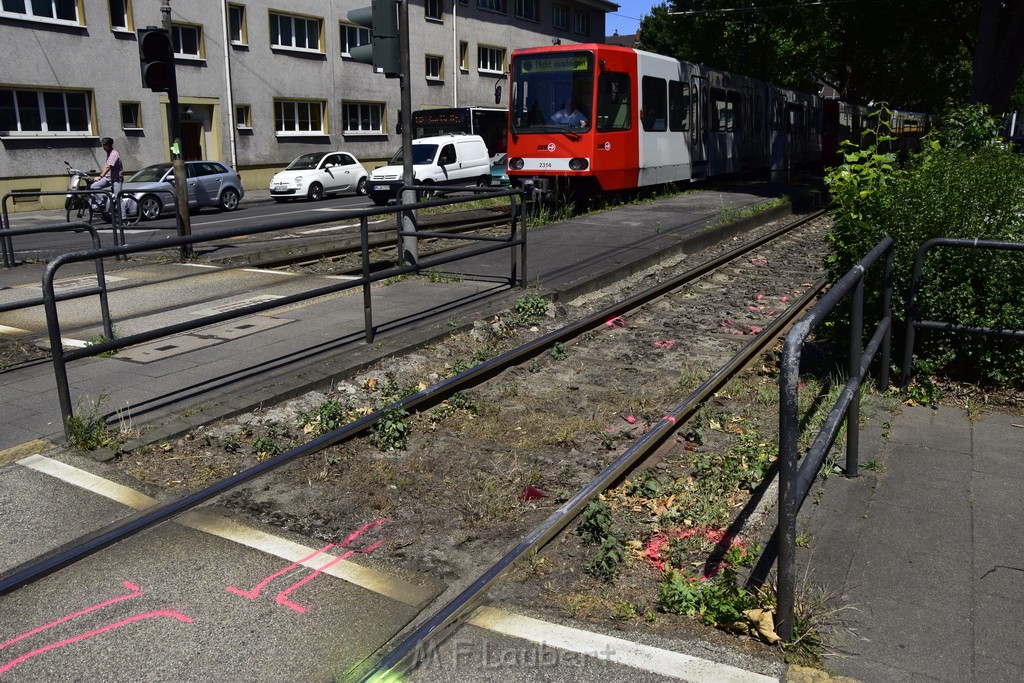 VU Roller KVB Bahn Koeln Luxemburgerstr Neuenhoefer Allee P157.JPG - Miklos Laubert